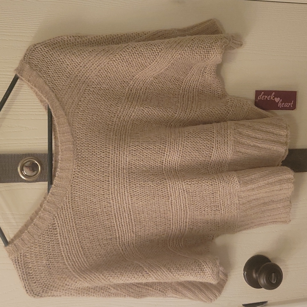 N/WT/Sweater/Crop. 🍓🌰🍾🥂🎈💐